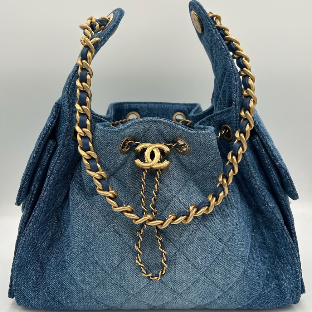 CHANEL denim 25 medium nwt